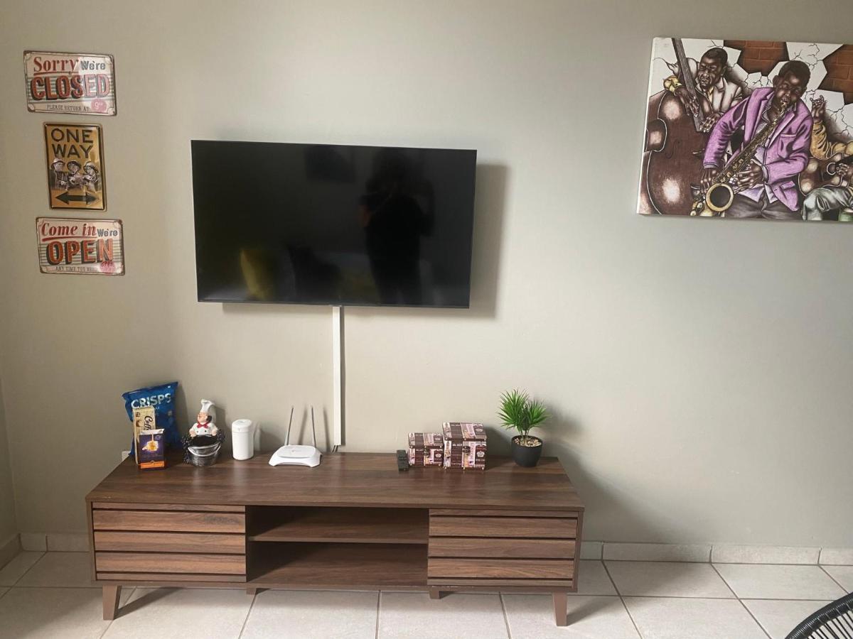 Lovely Rosebank 1-Bedroom Condo With Pool & Cinema Йоханнесбург Экстерьер фото