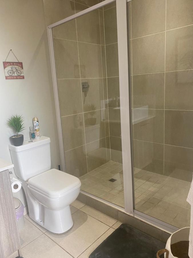 Lovely Rosebank 1-Bedroom Condo With Pool & Cinema Йоханнесбург Экстерьер фото